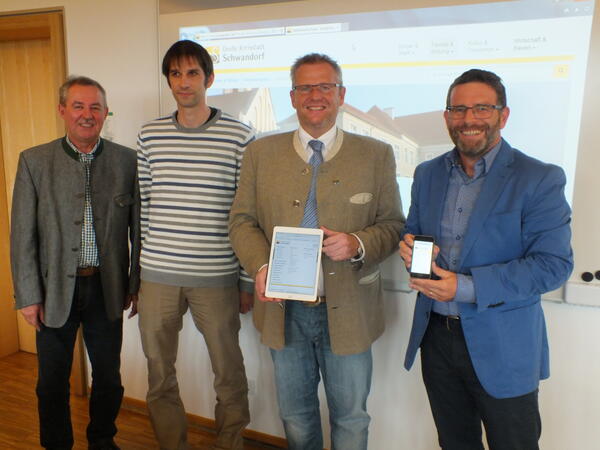 Vier Personen stellen die neue Internetseite der Stadt Schwandorf vor.