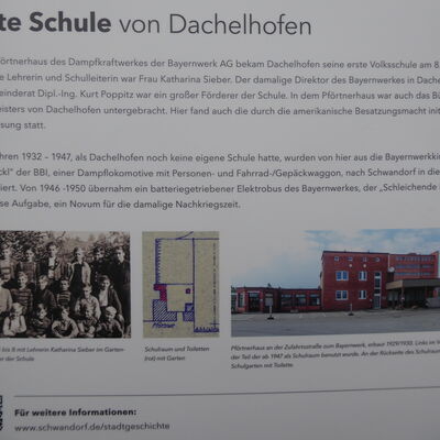 Bild vergrößern: Die 3 Erinnerungstafeln - Erste Schule von Dachelhofen