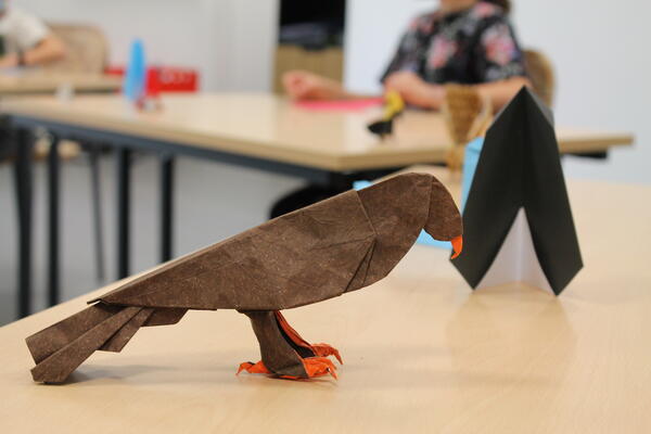 Bild vergrößern: Ein Vogel-Origami