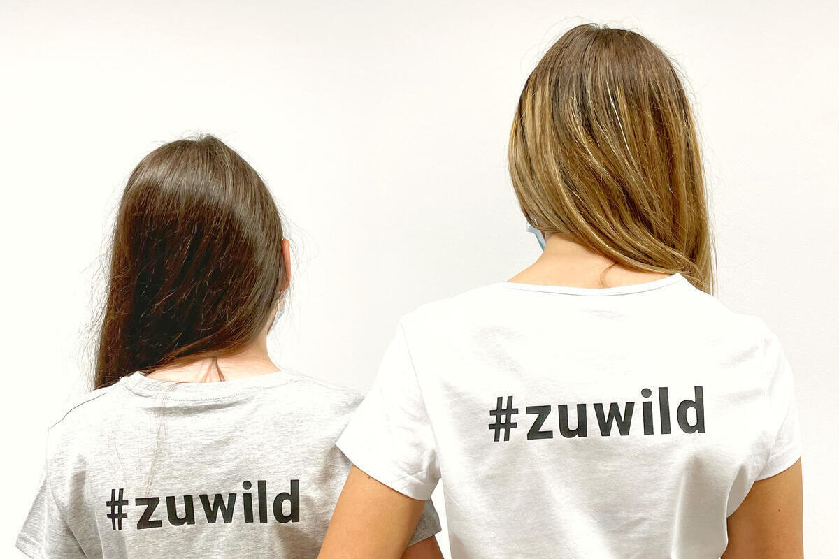 2 Mädels haben auf dem T-Shirt "#zuwild" stehen.