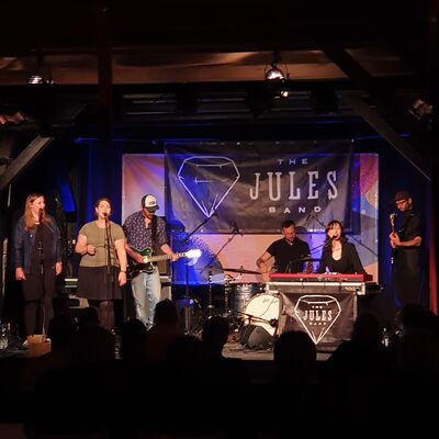 Bild vergrößern: Bühnenfoto The Jules Band