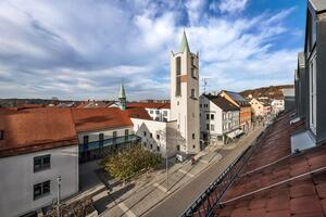 Bild vergrößern: Foto der Schwandorfer Bahnhofsstrae. Besonders sticht die evangelische Erlserkirche ins Auge.