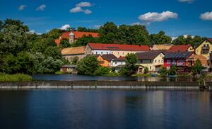 Bild vergrößern: Blick auf Schloss Fronberg. Es sind noch weitere Häuser in bunten Farben und der Fluss Naab zu sehen.