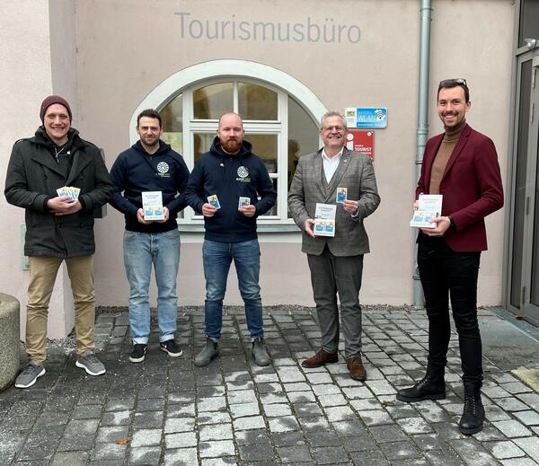 Bild vergrößern: Herr Lohrer, der Leiter des Tourismusbros, daneben Herr Oberbrgermeister Feller. Gemeinsam mit den Verantwortlichen von Round Table wird das Gastronomie Quartett vor dem Fenster des Tourismusbros vorgestellt.