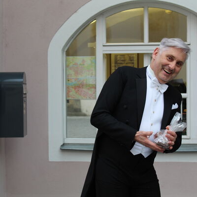 Im schwarzen Frack begr&uuml;&szlig;t der G&auml;stef&uuml;hrer die G&auml;ste der F&uuml;hrung &raquo;Verliebt in Schwandorf&laquo;, dabei teilt er gleich kleine Herzen aus Schokolade aus. 