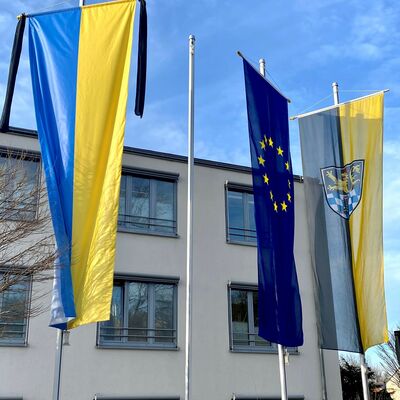 Bild vergrößern: Ukrainische Fahne vor dem Schwandorfer Rathaus