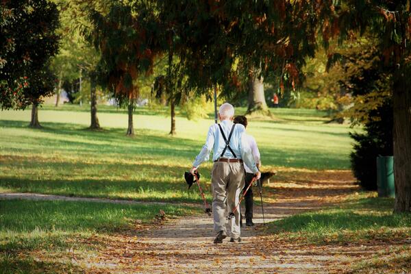 Mann auf einem Wanderweg