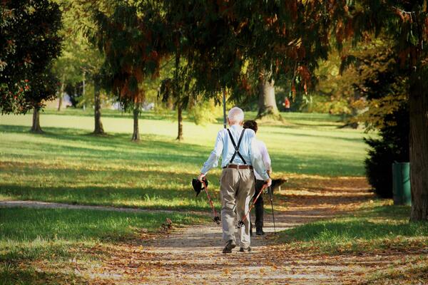 Mann auf einem Wanderweg