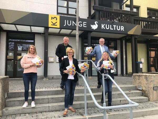 Bild vergrößern: Drei Frauen und zwei Männer zeigen das Ferien-Programm-Heft der Stadt Schwandorf.