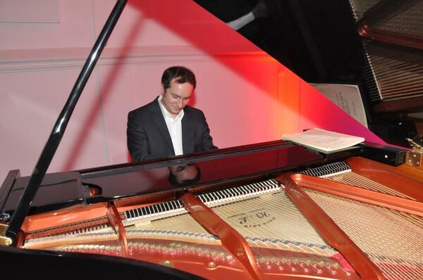 Foto von Christian Seibert am Klavier. Die Beleuchtung ist rot.