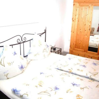 Bild vergrößern: Eine schöne Bettwäsche mit Blumenmotiv im Ehebett.