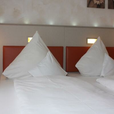 Bild vergrößern: Ein Ehebett im Hotel.