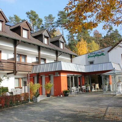 Bild vergrößern: Der Eingang zum Hotel Schwefelquelle ist in roter Farbe gestrichen.