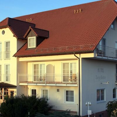 Bild vergrößern: Die Außenansicht des Hotels Ziegelhütte.