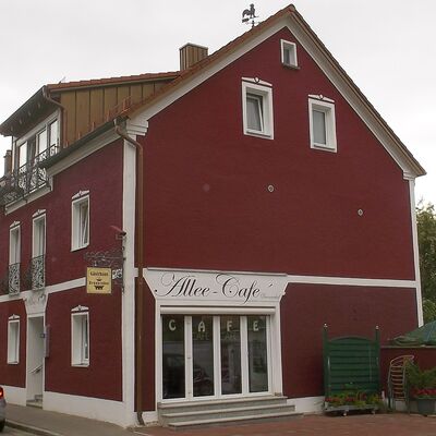 Bild vergrößern: In dem roten Haus befinden sich Café und die Pension Brunnenhof.