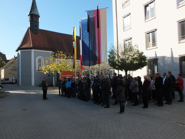 Mitarbeiter der Stadtverwaltung im Rathaushof. Gedenken der Opfer von Paris.