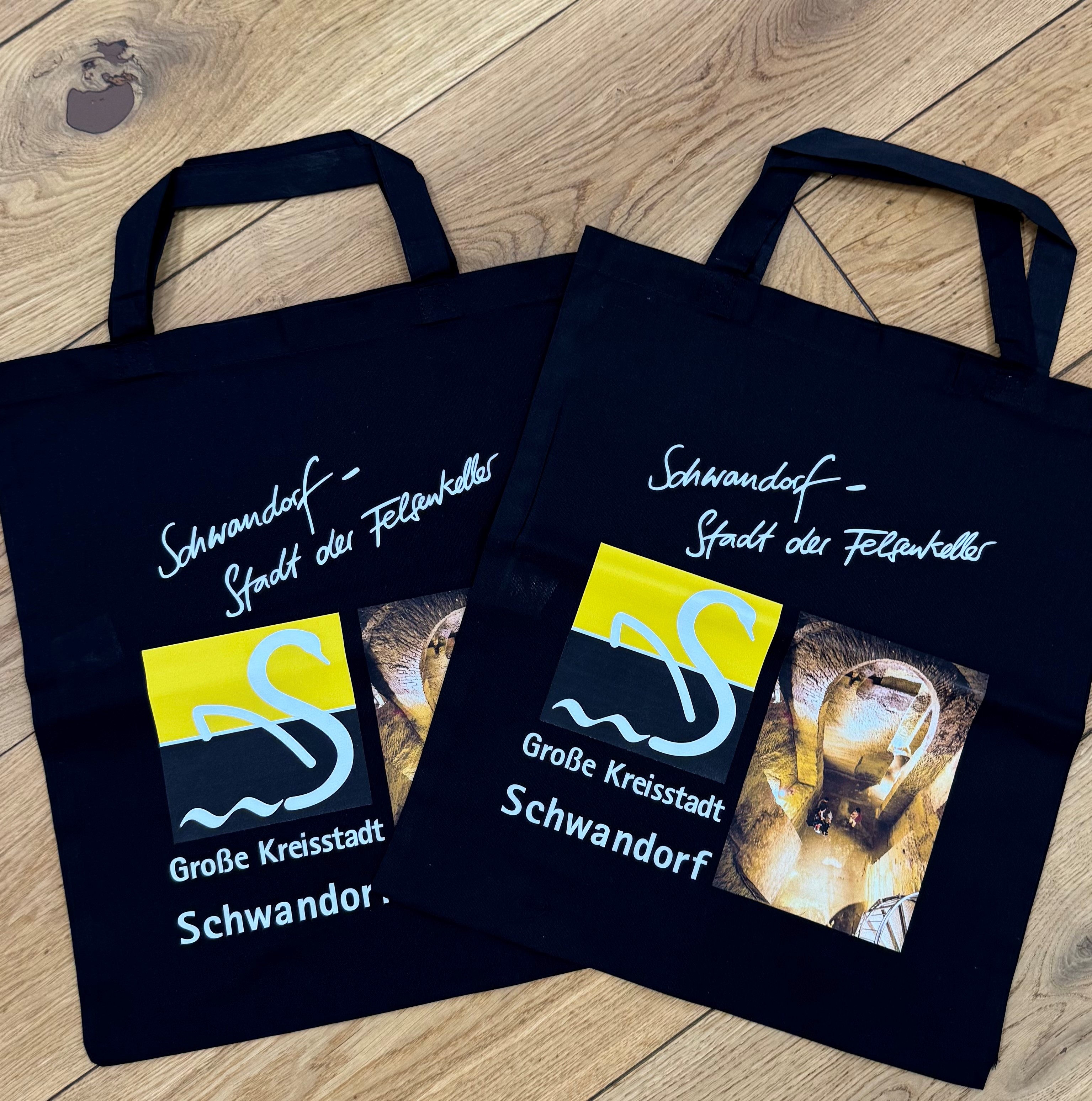 Bild vergrößern: Stofftasche mit Aufdruck "Schwan_Logo" und Felsenkellerlabyrinth in den Farben Schwarz und Gelb.