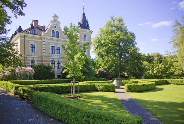 Foto vom gepflegten Garten des Oberpfälzer Künstlerhaus.