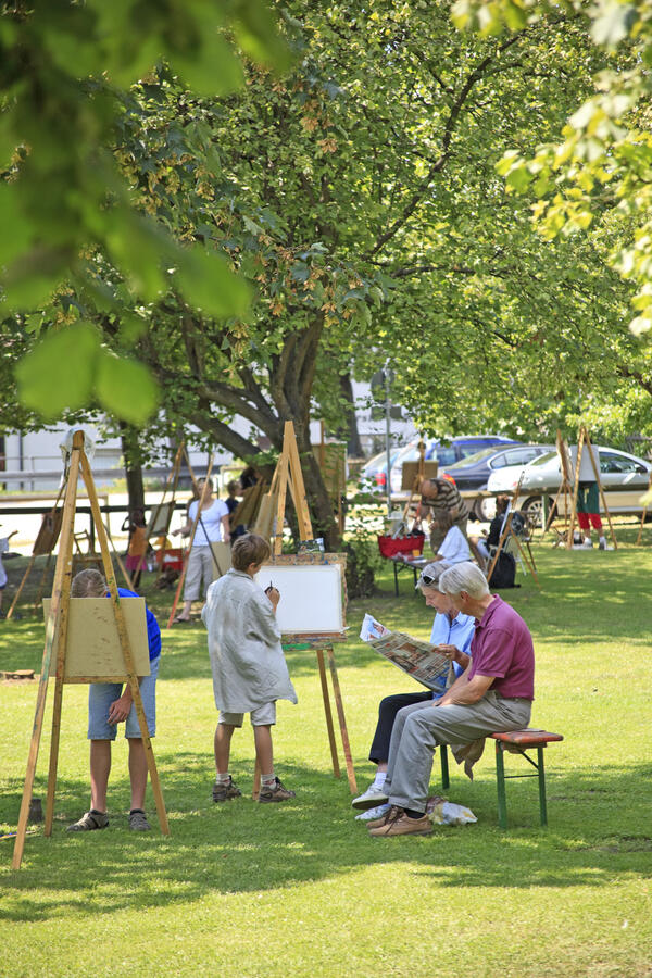 Bild vergrößern: Malen im Park