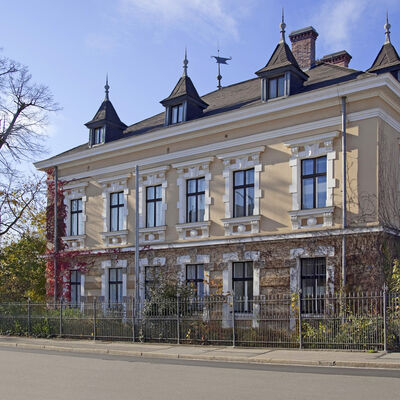 Bild vergrößern: Das Gebäude des Oberpfälzer Künstlerhauses.
Eine gelbe Front mit vielen Fenstern, die Fenster sind weiß umrandet.