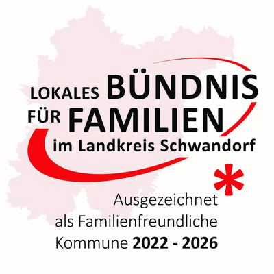 Das Bild zeigt eine Aufschrift: "Lokales Bündnis für Familien im Landkreis Schwandorf. Ausgezeichnet als Familienfreundliche Kommune 2022 - 2026.