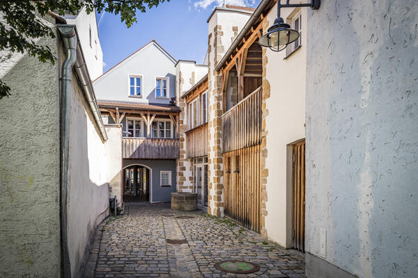 In der Gasse liegt versteckt ein Brunnen. Die Huser ziert aus frheren Zeiten einen Laubengang aus Holz.