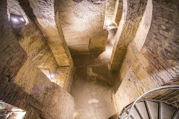 Tief kann von der Empore nach unten in den Felsenkeller geblickt werden. Der helle Sandsteinraum erinnert ein wenig an eine Kirche.