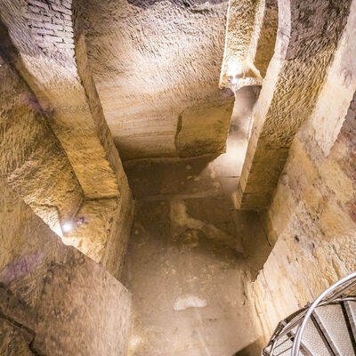 Bild vergrößern: Tief kann von der Empore nach unten in den Felsenkeller geblickt werden. Der helle Sandsteinraum erinnert ein wenig an eine Kirche.