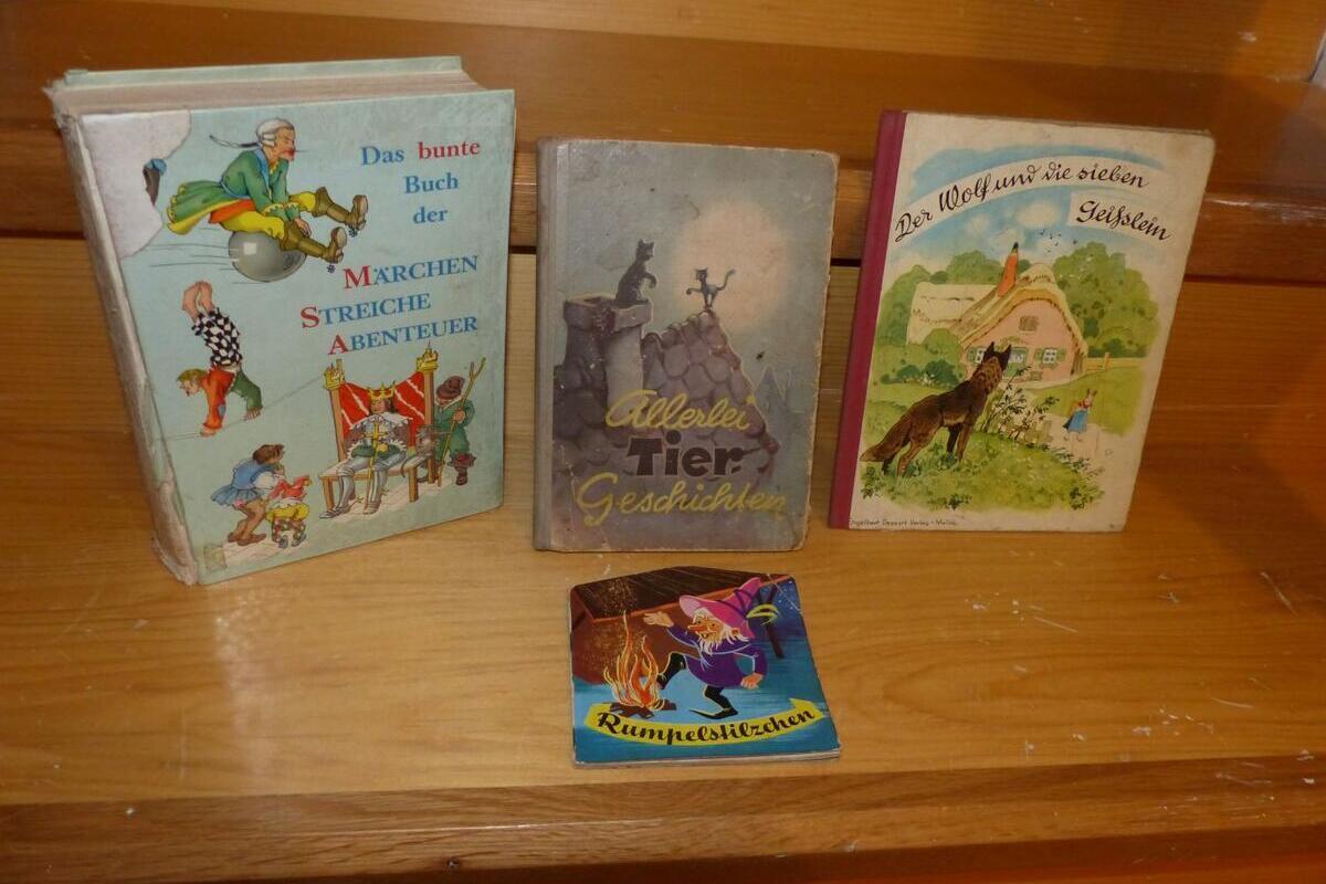 4 Kinderbücher in einem Regal