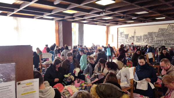 Gesamtbild des Kinderbasars beim Verkauf