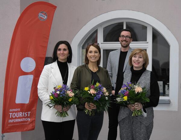 Vor dem fenster des Tourismusbüros stehen:
v. links: Frau Mair, Frau Süß, Frau Eckert
h. Reihe: H. Lohrer, Leiter des Tourismusbüros