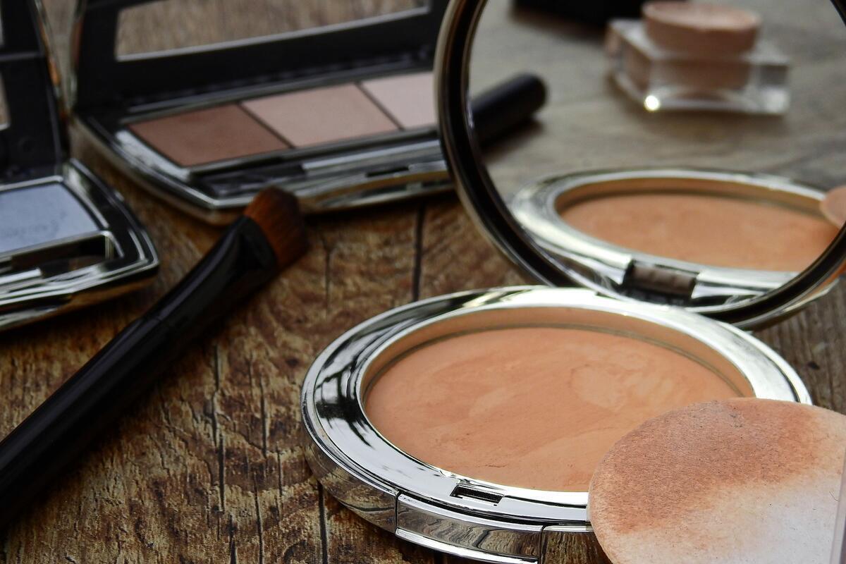 Verschiedene Makeup Artikel