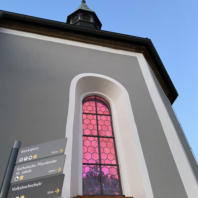 Schimmernde Fenster der Spitalkirche