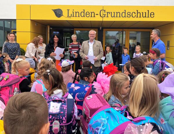 Bild vergrößern: Das Bild zeigt viele Schüler die in die erste Klasse kommen.