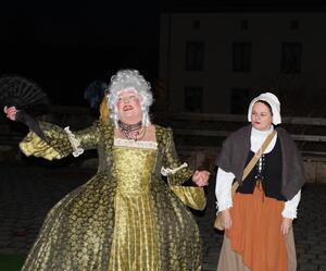Bild vergrößern: Schauspieler in barocken Kostümen begleiten die Führung.
