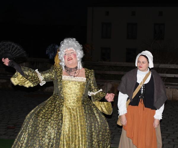 Schauspieler in barocken Kostümen begleiten die Führung. 