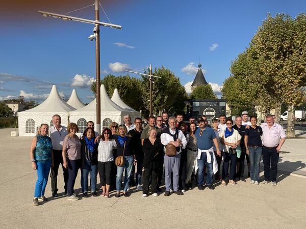 Bild vergrößern: Das Bild zeigt eine große Personengruppe.