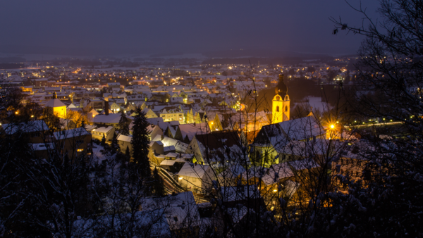 Bild vergr&ouml;&szlig;ern: Panorama von Schwandorf im Winter bei Nacht
