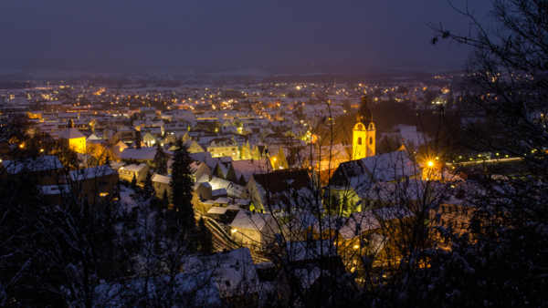 Bild vergrößern: Panorama von Schwandorf im Winter bei Nacht