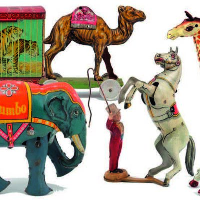 Bild vergrößern: Es zeigt verschiedene Zirkustiere mit einem Direktor aus Blech.Pferd, Elefant, Giraffe und Kamel