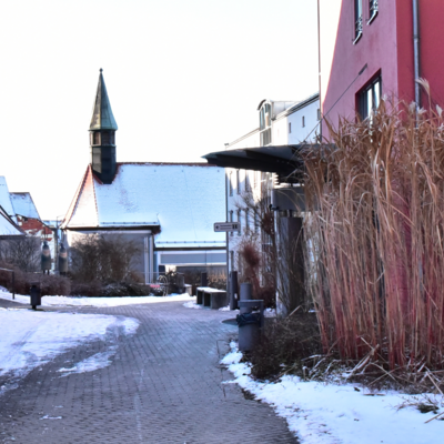 Bild vergrößern: Blick auf die beschneite Spitalkirche, das Rathaus ist rechts im Bild.