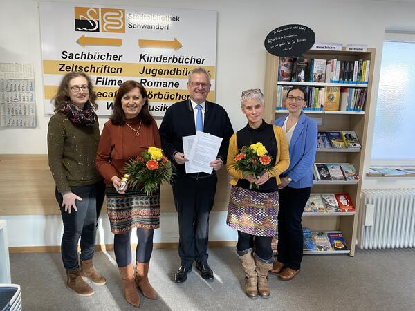 Bild vergrößern: Unterschrift Kooperation Stadtbibliothek-Kreuzbergschule