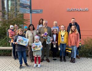 Bild vergrößern: Postkartenaktion 2022_Gewinnübergabe Rathaus Schwandorf