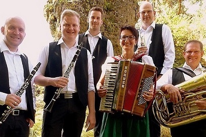Gruppenbild der 5 Musikanten. Darunter eine Frau und vier Mnner