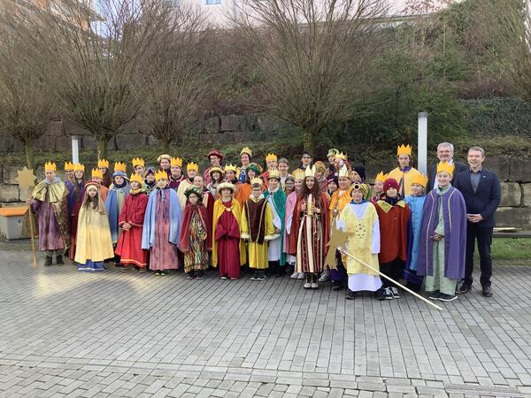 Viele Kinder die als Sternsinger verkleidet sind. Zwei Erwachsene, Herr Pfarrer Christian Kalis und Herr Brgermeister Andreas Wopperer.