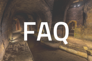 Bild vergrößern: Foto des Felsenkeller Labyrinths. Im Vordergrund steht in großer, weißer Schrift "FAQ"