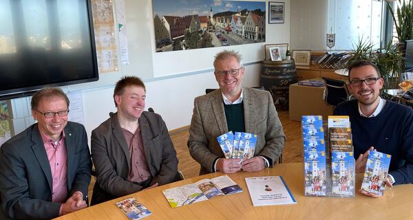 Bild vergrößern: Freuen sich über die aktualisierte Prospekt-Serie: Bertin Abbenhues (KJF Regensburg), Sebastian Müller (Büro für Leichte Sprache), Andreas Feller (Oberbürgermeister) und Johannes Lohrer (Touristiker) (von links nach rechts)