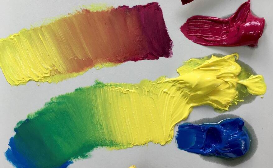 Bild vergrößern: Acryl-Farbekleckse in weiß, blau und rot und zwei Farbverläufe, einmal von gelb zu dunkelrot und einmal von blau zu gelb.