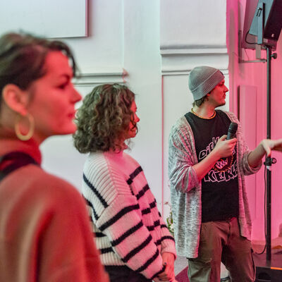 Die Zwickl-Festivalleiterin Anne Schleicher beim Publikumsgespräch mit dem Leitungsteam der Kurzfilmwoche Regensburg Amrei Keul und Gabriel Fieger