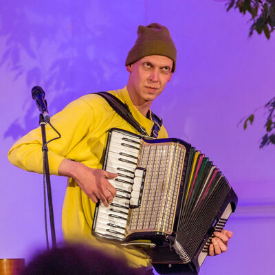 Der Musiker Maxi Pongratz spielt auf der Bhne der Spitalkirche auf seinem Akkordeon.